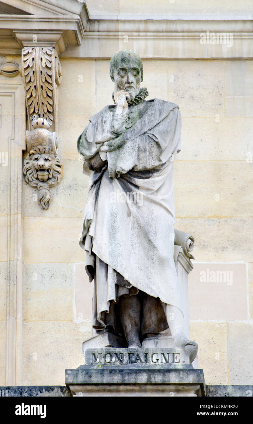 Paris, Frankreich. Palais du Louvre. Statue im Cour Napoleon: Michel Eyquem de Montaigne, Herrn von Montaigne (1533-1592) Philosoph der Französischen Re Stockfoto