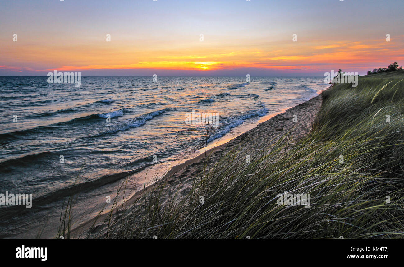 Lake Michigan Strand Hintergrund. Sonnenuntergang am Ufer des Lake Michigan Küste in Hoffmaster State Park. Muskegon, Michigan. Stockfoto