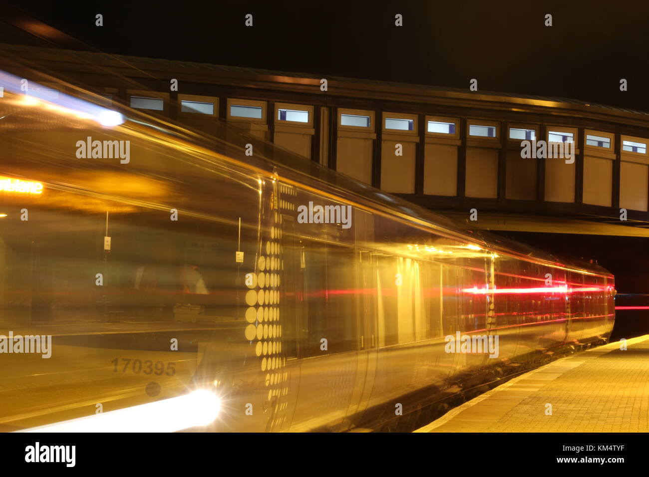 Zug bei Nacht Stockfoto