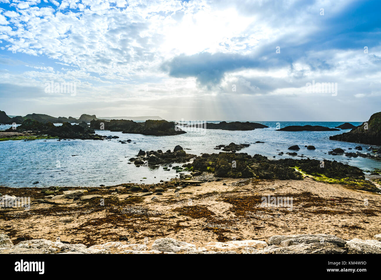 Ballintoy, Nordirland: Dramatische Landschaft der Ballintoy Hafen Küste am Atlantik Küste. Stockfoto