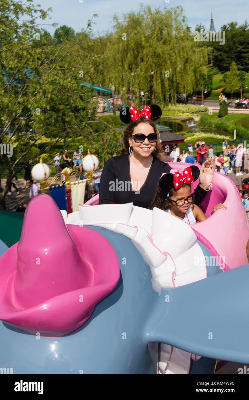 PARIS, Frankreich, 07. Juni: Mariah Carey mit ihrem 4-jährigen Marokkanischen und Monroe im Disneyland Paris am 7. Juni 2015 in Paris, Frankreich Personen: Mariah Carey Stockfoto