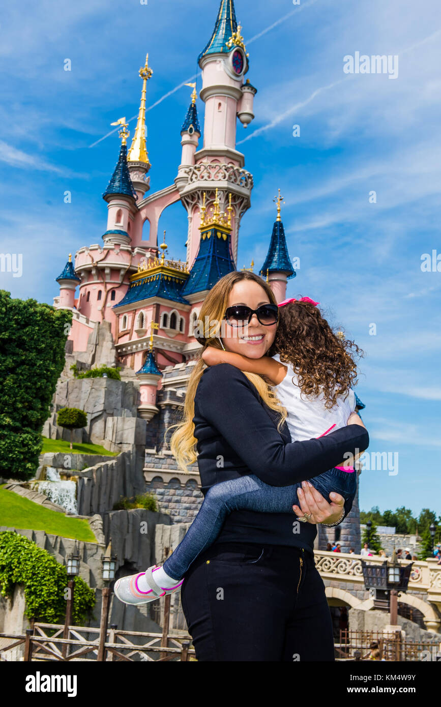 PARIS, Frankreich, 07. Juni: Mariah Carey mit ihrem 4-jährigen Marokkanischen und Monroe im Disneyland Paris am 7. Juni 2015 in Paris, Frankreich Personen: Mariah Carey Stockfoto