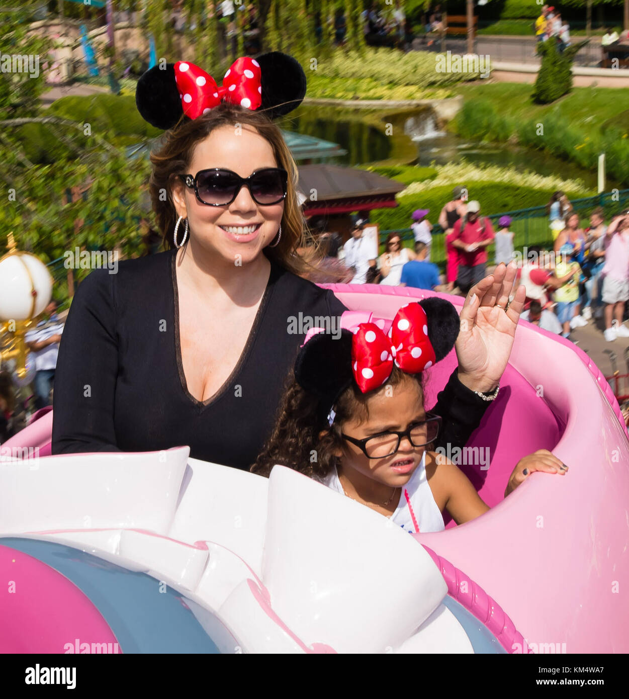 PARIS, Frankreich, 07. Juni: Mariah Carey mit ihrem 4-jährigen Marokkanischen und Monroe im Disneyland Paris am 7. Juni 2015 in Paris, Frankreich Personen: Mariah Carey Stockfoto