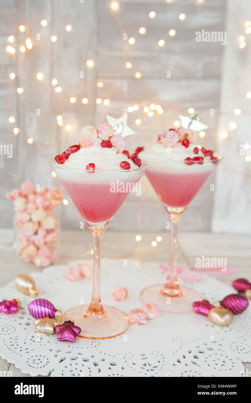 Himbeer Panna cotta mit weißer Mousse au Chocolat und rosa Popcorn ...