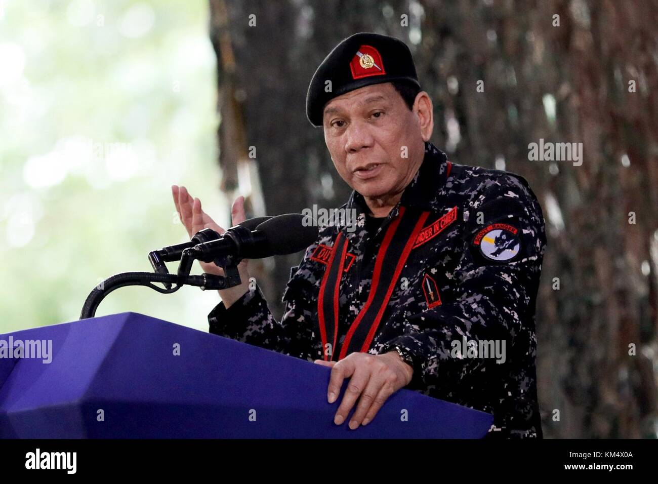 Der philippinische Präsident Rodrigo Duterte in Militäruniform spricht während des 67. Gründungsjubiläums des First Scout Ranger Regiments am 24. November 2017 in San Miguel, Bulacan, Philippinen. Stockfoto
