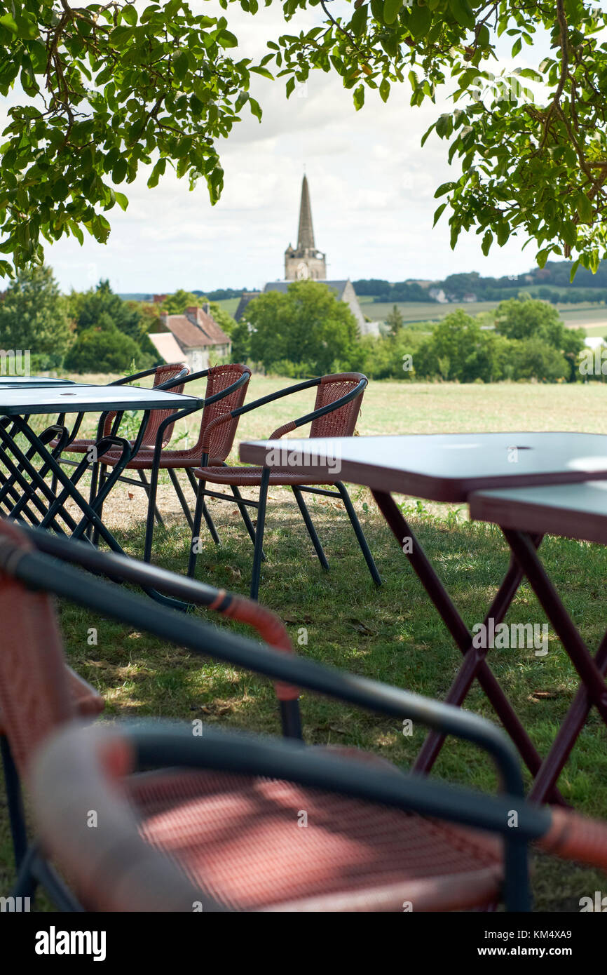 Tische im Freien der Auberge de Crissay in Crissay sur Manse, Loire Tal, Frankreich. Stockfoto