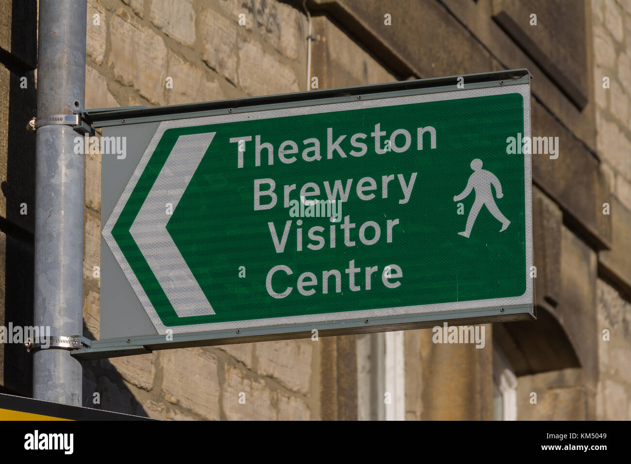 Wegweiser für Walking Route zu Theakston Brewery Visitor Centre, Masham, Yorkshire. 2017. Stockfoto
