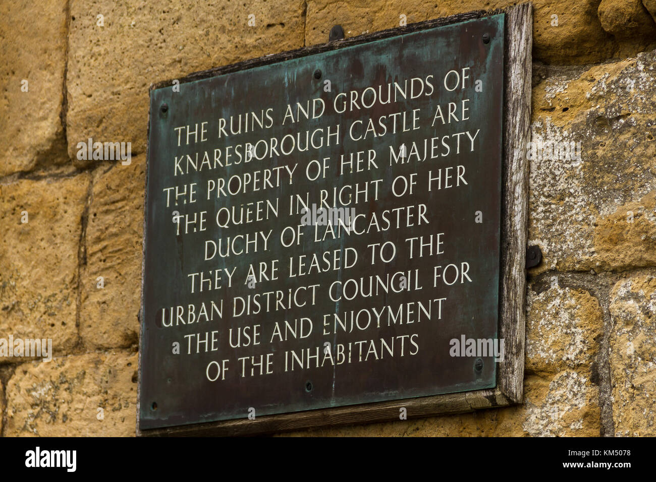 Plakette auf der Seite des Knaresborough schloss, Eigentum und erteilten Nutzungsrechte. Knaresborough, North Yorks, Großbritannien Stockfoto