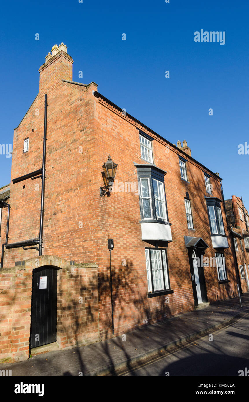 Die alte Fähre Haus auf der Wasserseite am Ufer des Flusses Avon in Stratford-upon-Avon in der Nähe der aktuelle passagierfähre Stockfoto
