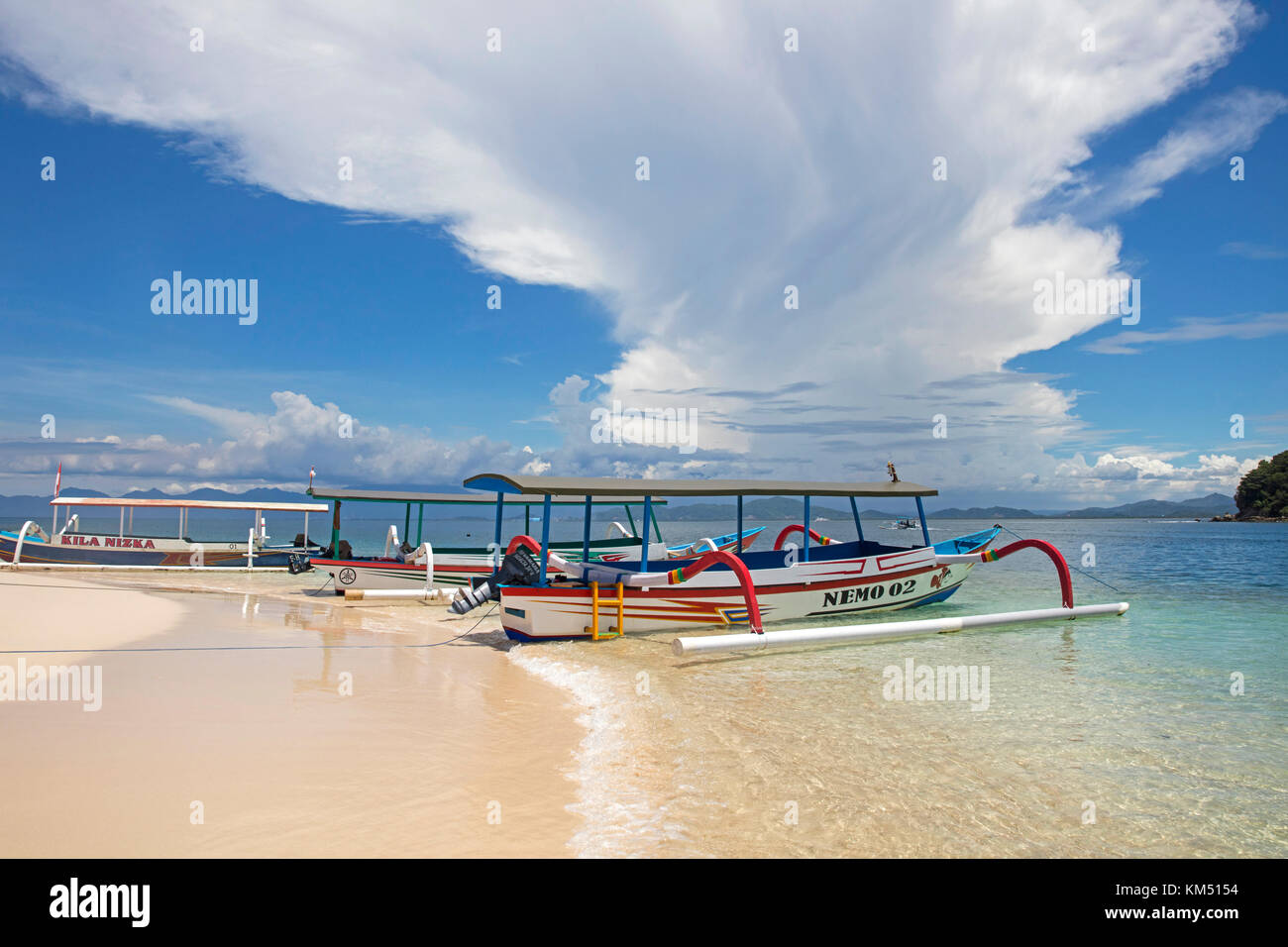 Outrigger Touristische boote auf idyllischen tropischen Strand der kleinen Insel Gili Nanggu, Teil der Gili Inseln, Insel Lombok, Kleine Sunda Inseln, Indonesien Stockfoto