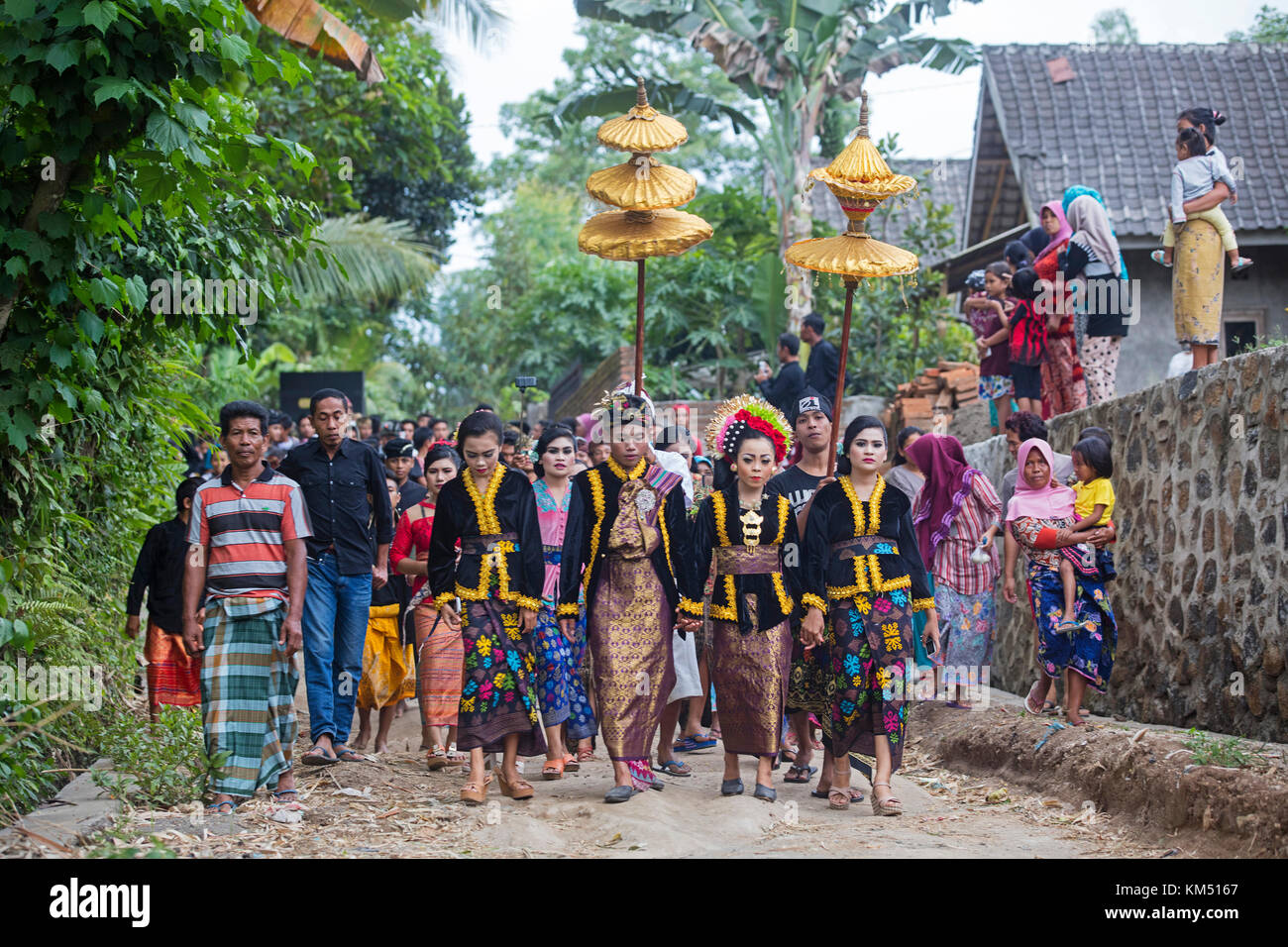 Traditionelle indonesische Hochzeit Prozession im Dorf tetebatu auf der Insel Lombok, Indonesien Stockfoto
