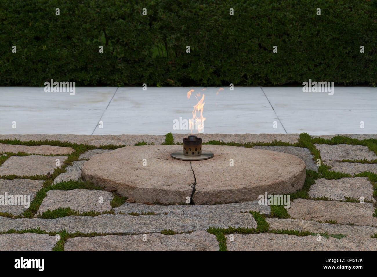 Die Ewige Flamme auf Präsident John F. Kennedy Gravesite, den nationalen Friedhof von Arlington, Virginia, United States. Stockfoto