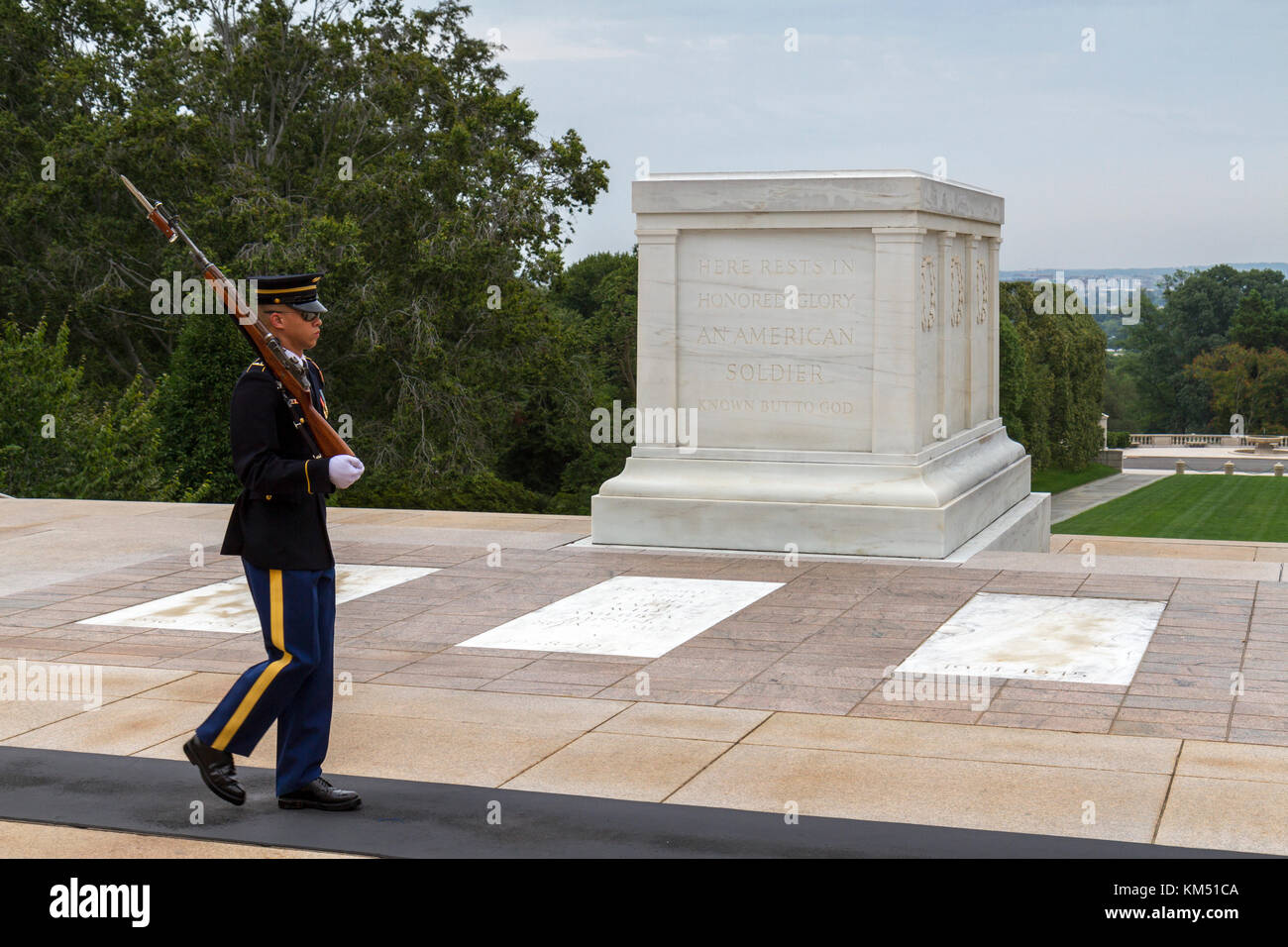 Eine Wache vor dem Grab der Unbekannten, den nationalen Friedhof von Arlington, Virginia, USA. Stockfoto