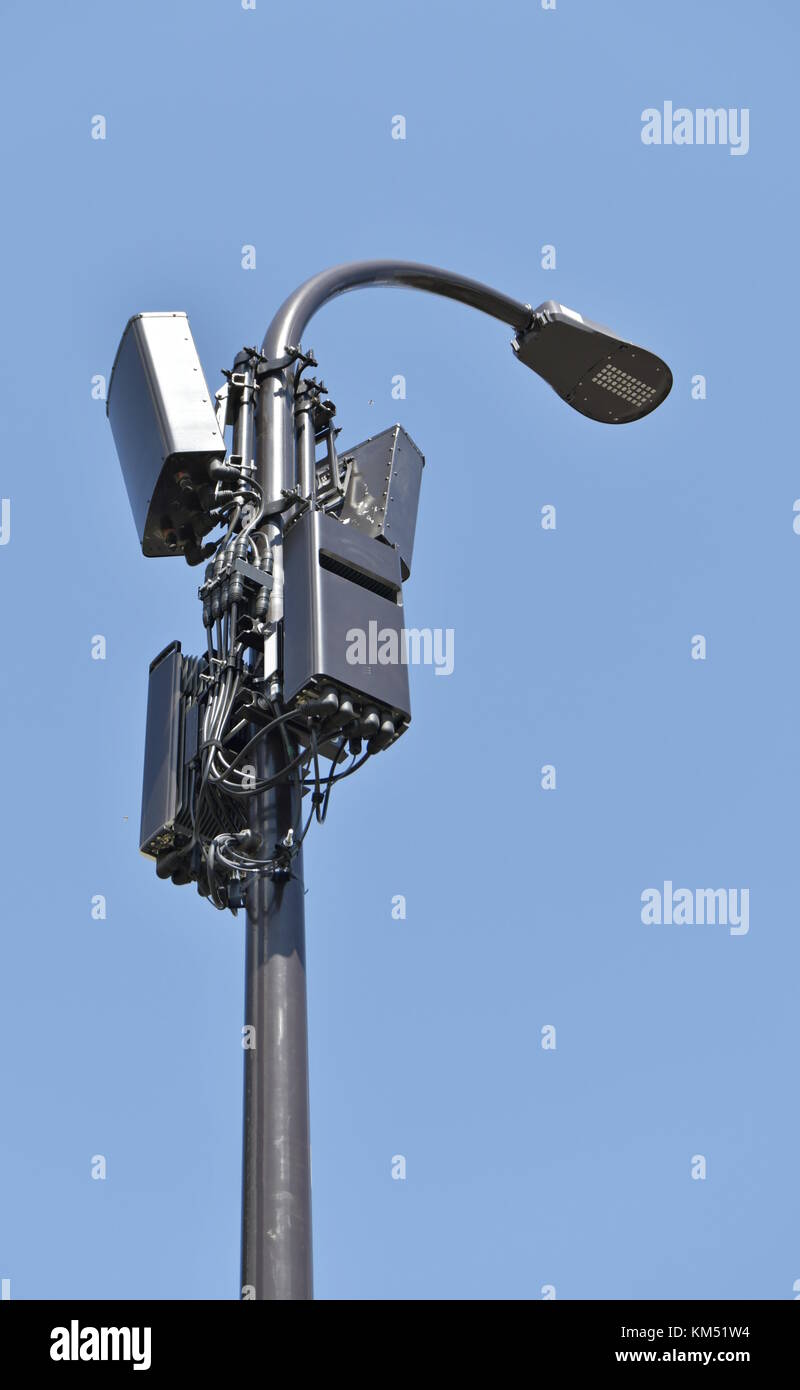 Empfänger und Sender auf einem lichtmast und blauer Himmel Stockfoto
