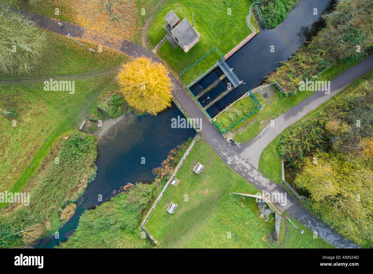 Luftaufnahme von Schleuse Tor in einem Park Stockfoto