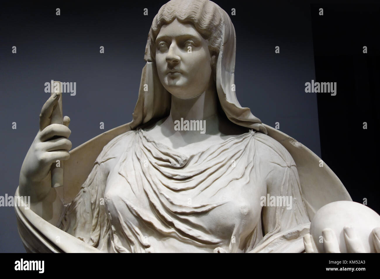 ROM, ITALIEN - 5. NOVEMBER 2017: Alte römische Marmorstatue einer idealisierten Frau, ausgestellt im Palazzo Massimo alle Terme, Nationales Römisches Museum Stockfoto