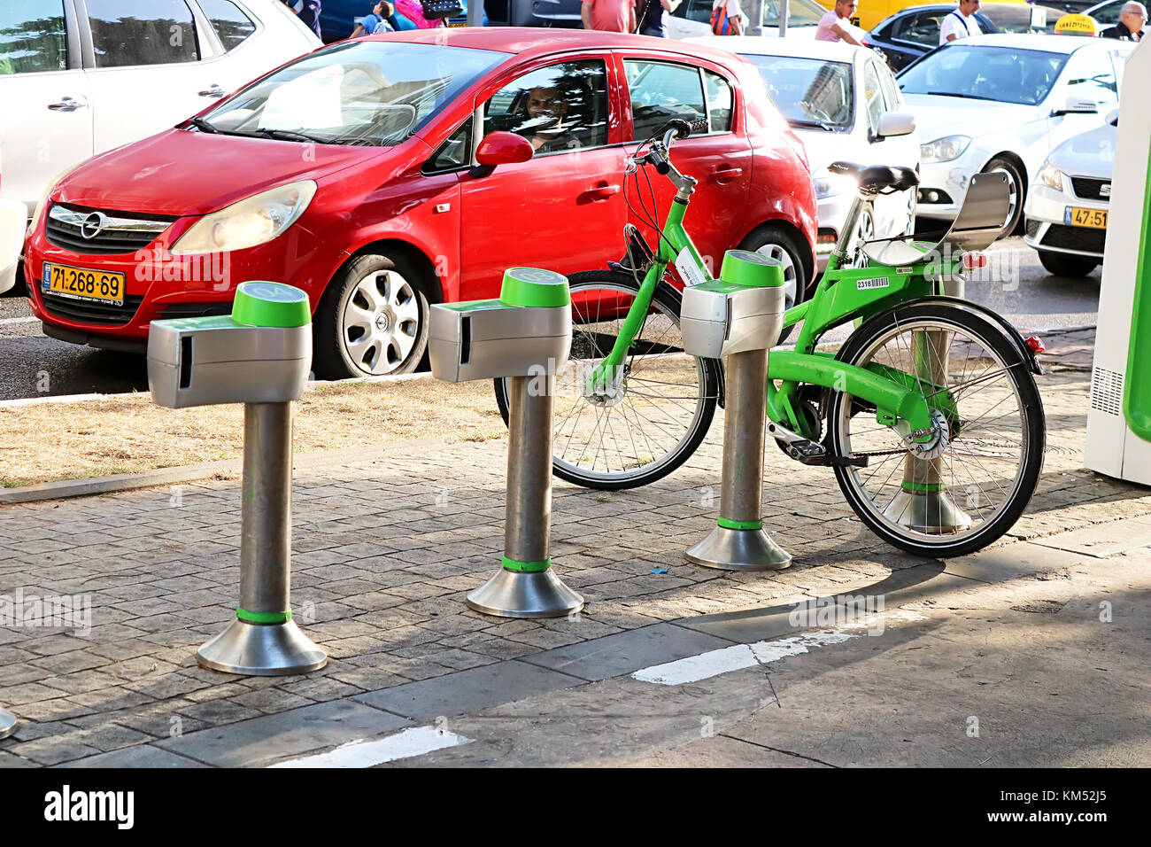 TEL AVIV, Israel - 17. SEPTEMBER 2017: Fahrrad mieten in Tel Aviv, Israel Stockfoto