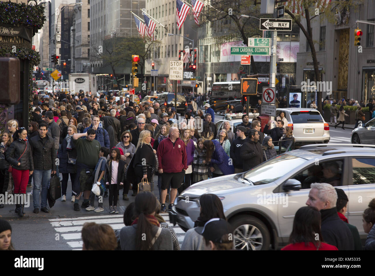 Die Fifth Avenue im Rockefeller Center in der Nähe von Saint Patrick's Cathedral ist total mit Käufern & Touristen am Schwarzen Freitag, der Tag nach Thanksgiving, und durch das Wochenende, der traditionelle Start in den Urlaub Geschenk shopping season. New York City. Stockfoto