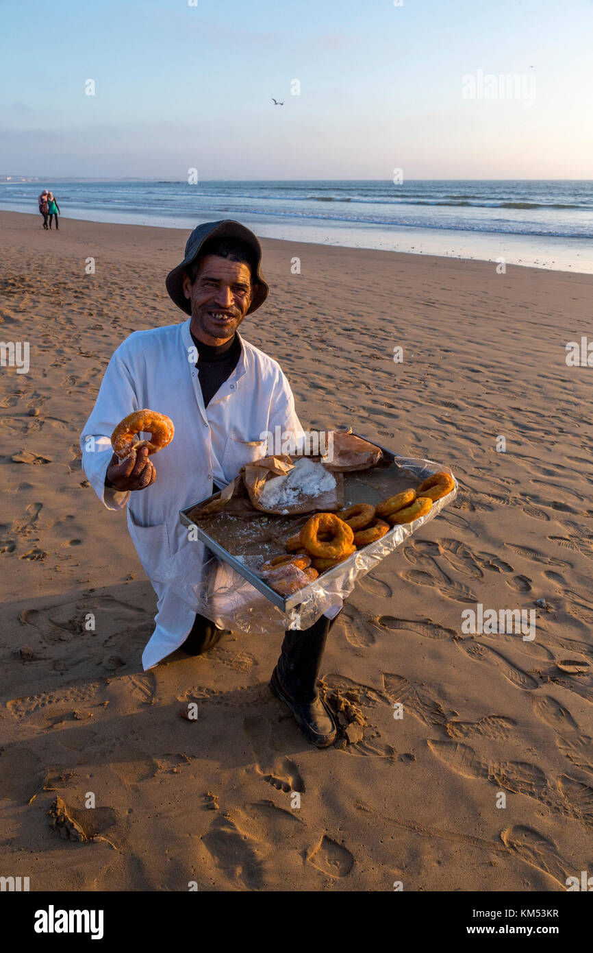 Agadir, Marokko, 22. Oktober 2017: ein Mann, der Verkauf von hausgemachten spendet am Strand von Atlantischen Ozean. Stockfoto