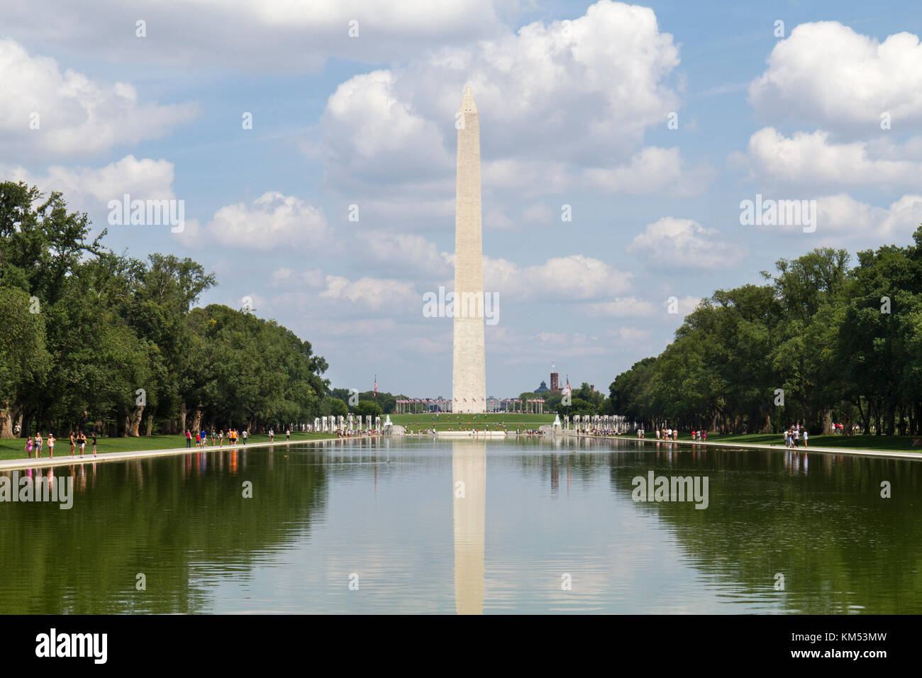 Blick über die spiegelnde Pool in Richtung Washington Monument, National Mall, Washington DC, USA. Stockfoto