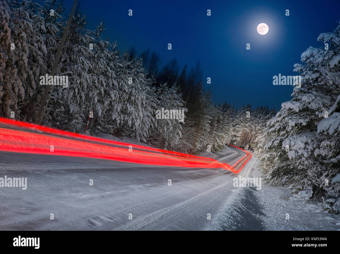 Leichte Spuren von Auto auf einer Landstrasse bei Nacht Stockfoto