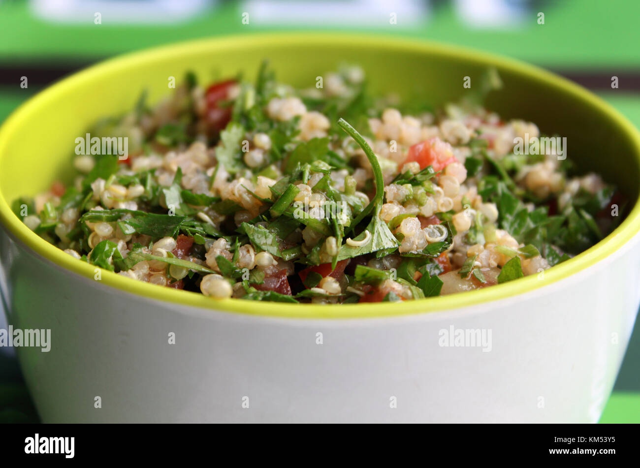 Eine Schüssel mit libanesischen Quinoa tabbouleh. Stockfoto
