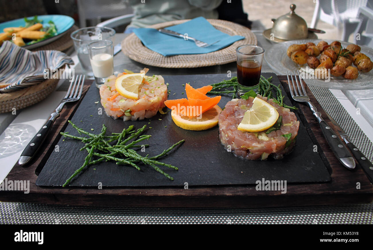Eine Platte mit rohem Fisch Auswahl mit verschiedenen garnieren. Stockfoto