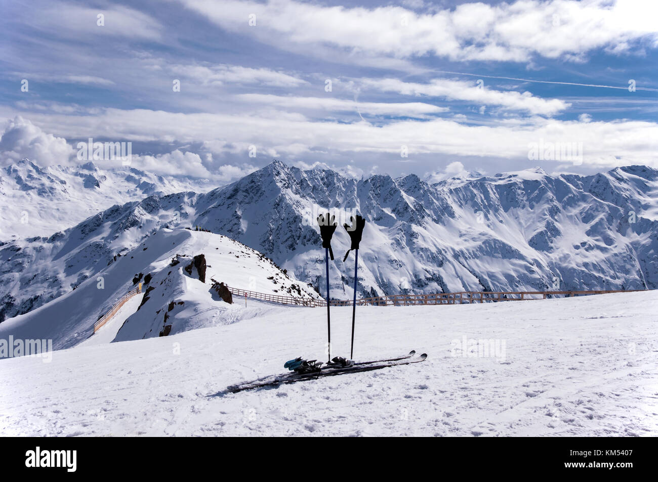 Skier, Skistöcke mit Handschuhen und die Piste mit einem schutzzaun an der Spitze der Gaislachkogel in Sölden otztal in Alpen in Tirol, Österreich Stockfoto