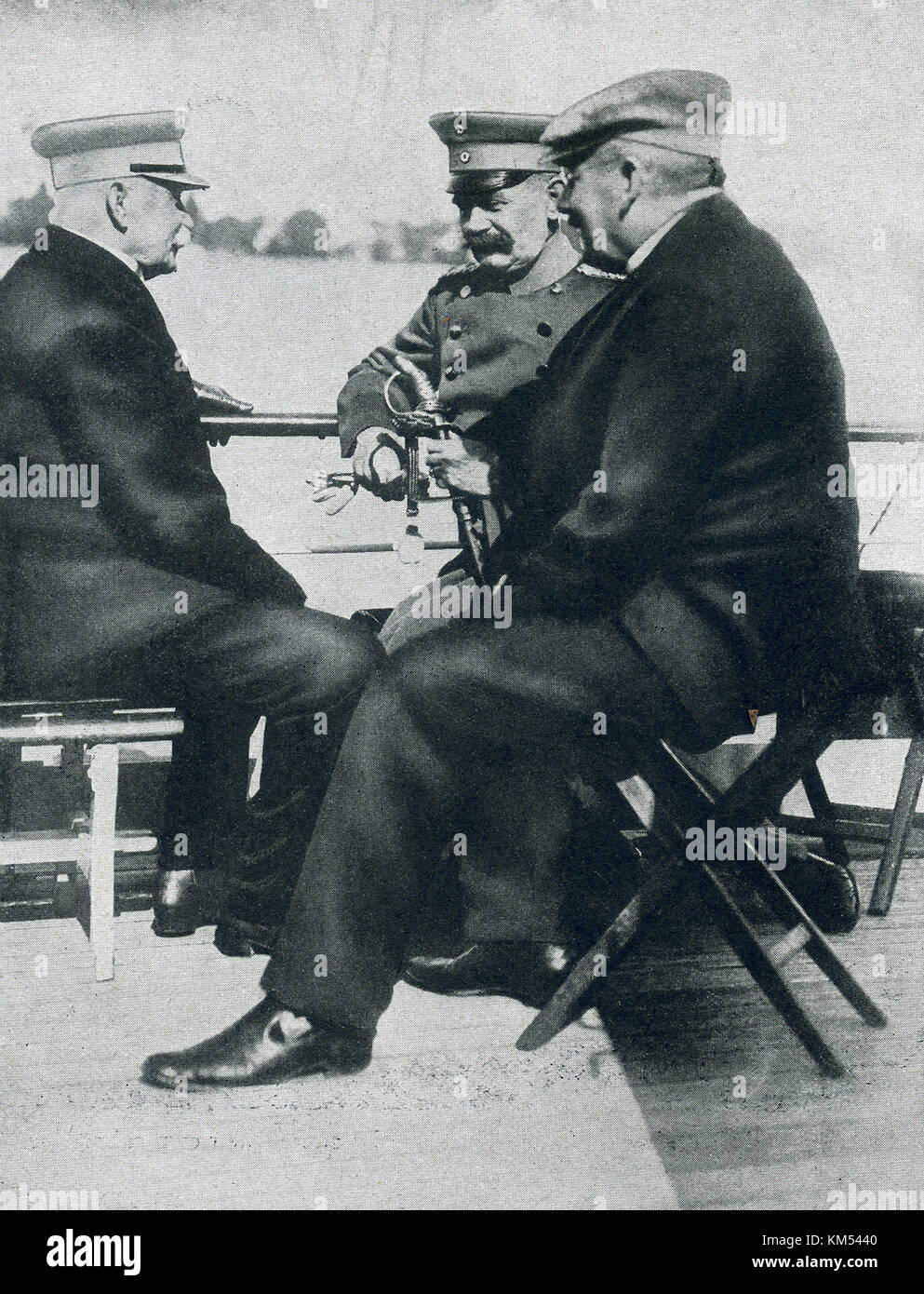 Die Bildunterschrift für dieses Foto, die Daten bis um 1916 lautet: Graf Zeppelin, der sich am linken, mit Oberst Schmiedcke und Professor Heigesell. Zeppelin war ein deutscher General. Er wurde später ein Flugzeughersteller und gründete die Zeppelin airship Company. Ferdinand Graf von Zeppelin war eine offizielle Beobachter für die Unionsarmee im Amerikanischen Bürgerkrieg. Zeppelin ist Pionier bei der Entwicklung von der starren Luftschiff geben, die dann nach ihm benannt wurde. Diese Luftschiffe wurden als Bomber und Pfadfinder während des Ersten Weltkrieges Oberst Schmiedcke war Mitglied des Deutschen Kriegsministeriums. Professor Hergesell (Comm Stockfoto