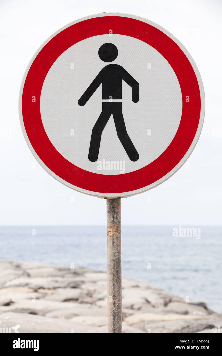 Eintritt verboten Schild steht auf einer Küste Wellenbrecher Struktur, vertikale Foto Stockfoto