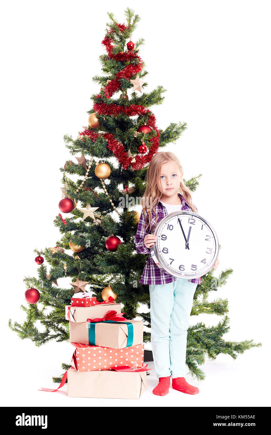 Mädchen in der Nähe von Weihnachten Baum Stockfoto