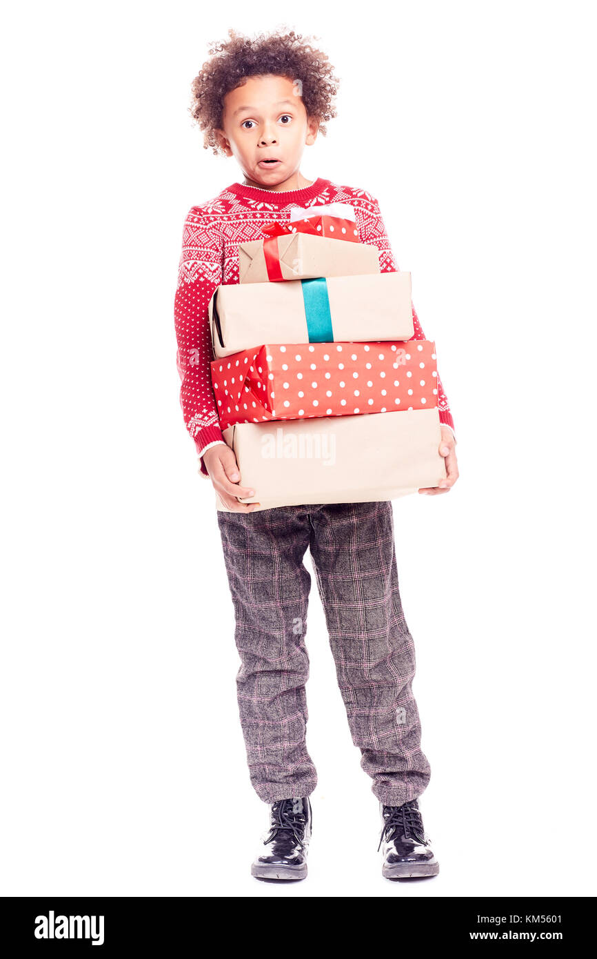 Junge mit Heap der Weihnachtsgeschenke Stockfoto