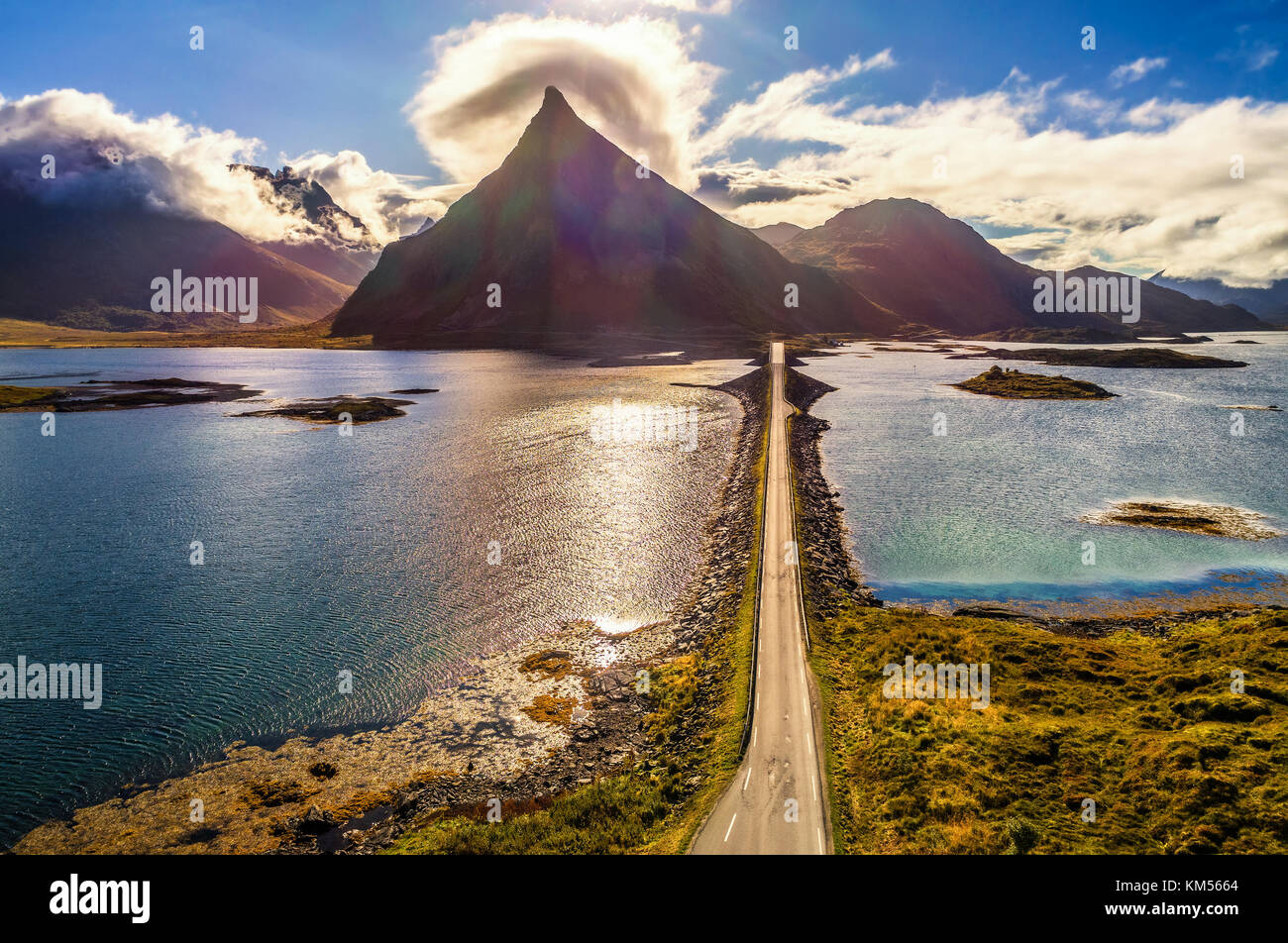 Luftaufnahme von einer malerischen Küstenstraße auf Lofoten in Norwegen Stockfoto