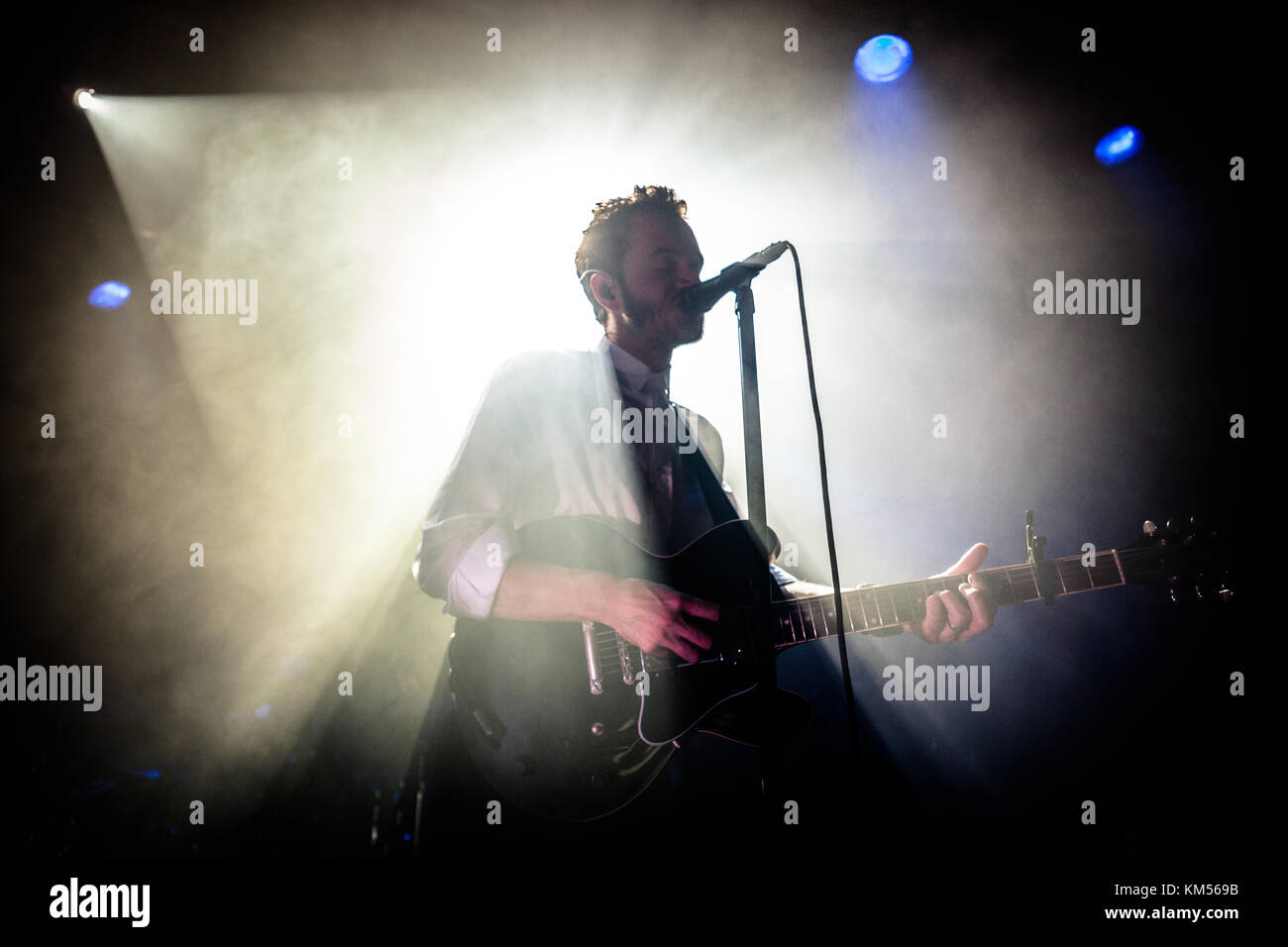 Die britische Post-Punk Band Editors spielt ein Live-Konzert im ZAKK in Düsseldorf. Das Konzert war eine exklusive Pre-Release Show für das kommende Album „in Dream“. Hier ist Sänger und Songwriter Tom Smith live auf der Bühne zu sehen. Deutschland, 28.09.2015. Stockfoto