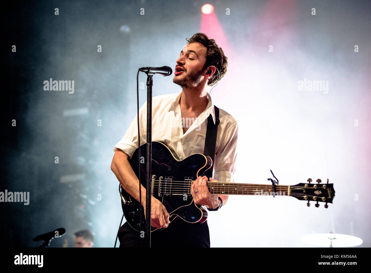 Die britische Post-Punk-Band Editors spielt ein Live-Konzert im Kölner Palladium. Hier ist Sänger und Songwriter Tom Smith live auf der Bühne zu sehen. Deutschland, 02/11 2015. Stockfoto