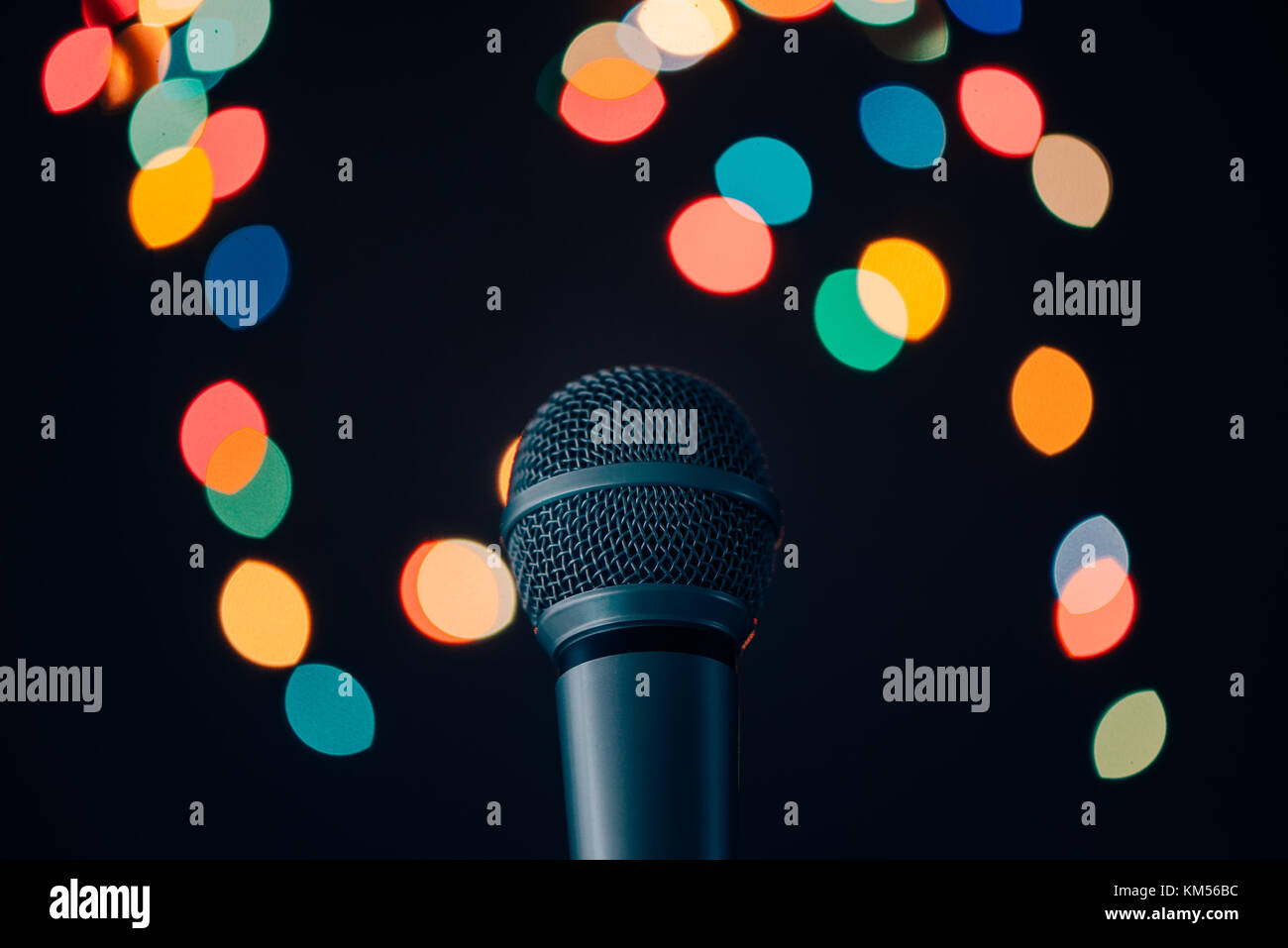 Audio Mikrofon in der Karaoke Bar mit festlichen Bokeh hellen Hintergrund Stockfoto