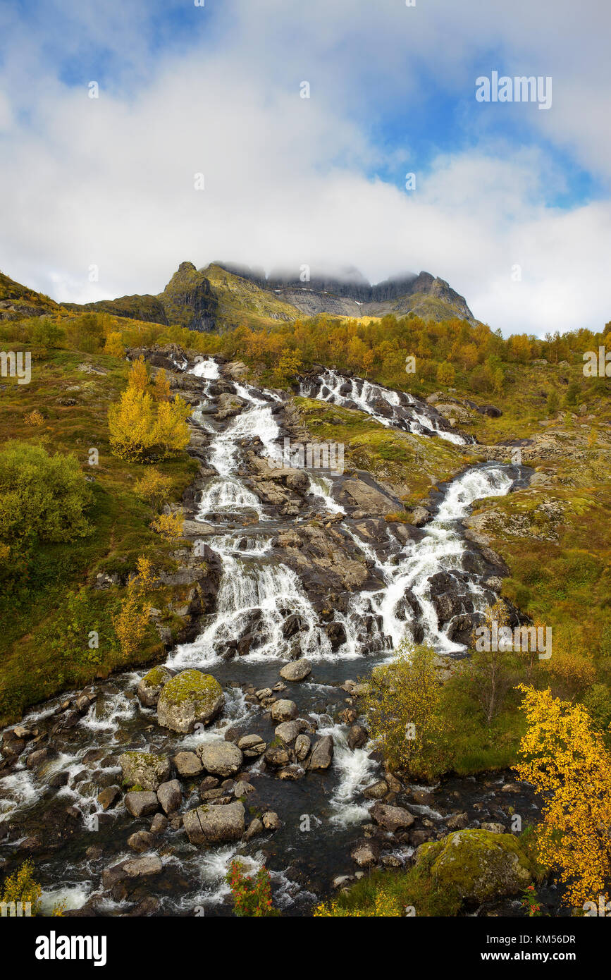Lofoten Wasserfall auf moskenesoya, Lofoten, Norwegen Stockfoto