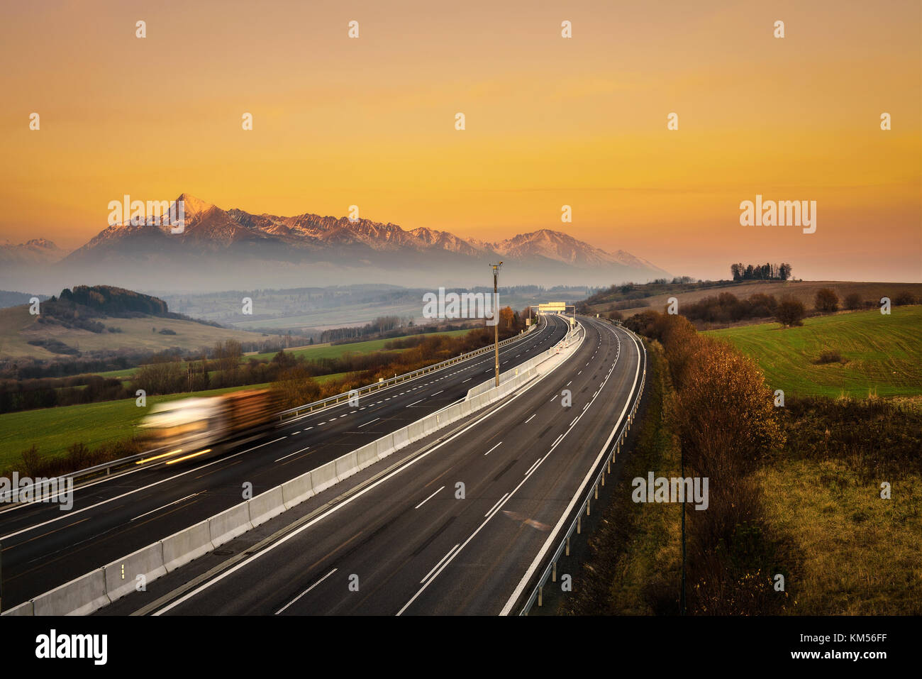 Der Autobahn mit einem Lkw unter der Hohen Tatra in der Slowakei Stockfoto