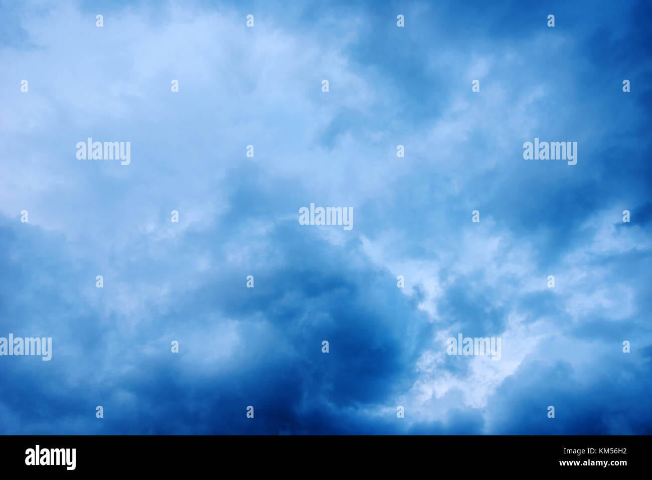 Unter dem Regen Wolken. Wetter, Klima und Regenzeit cloudscape Hintergrund Stockfoto