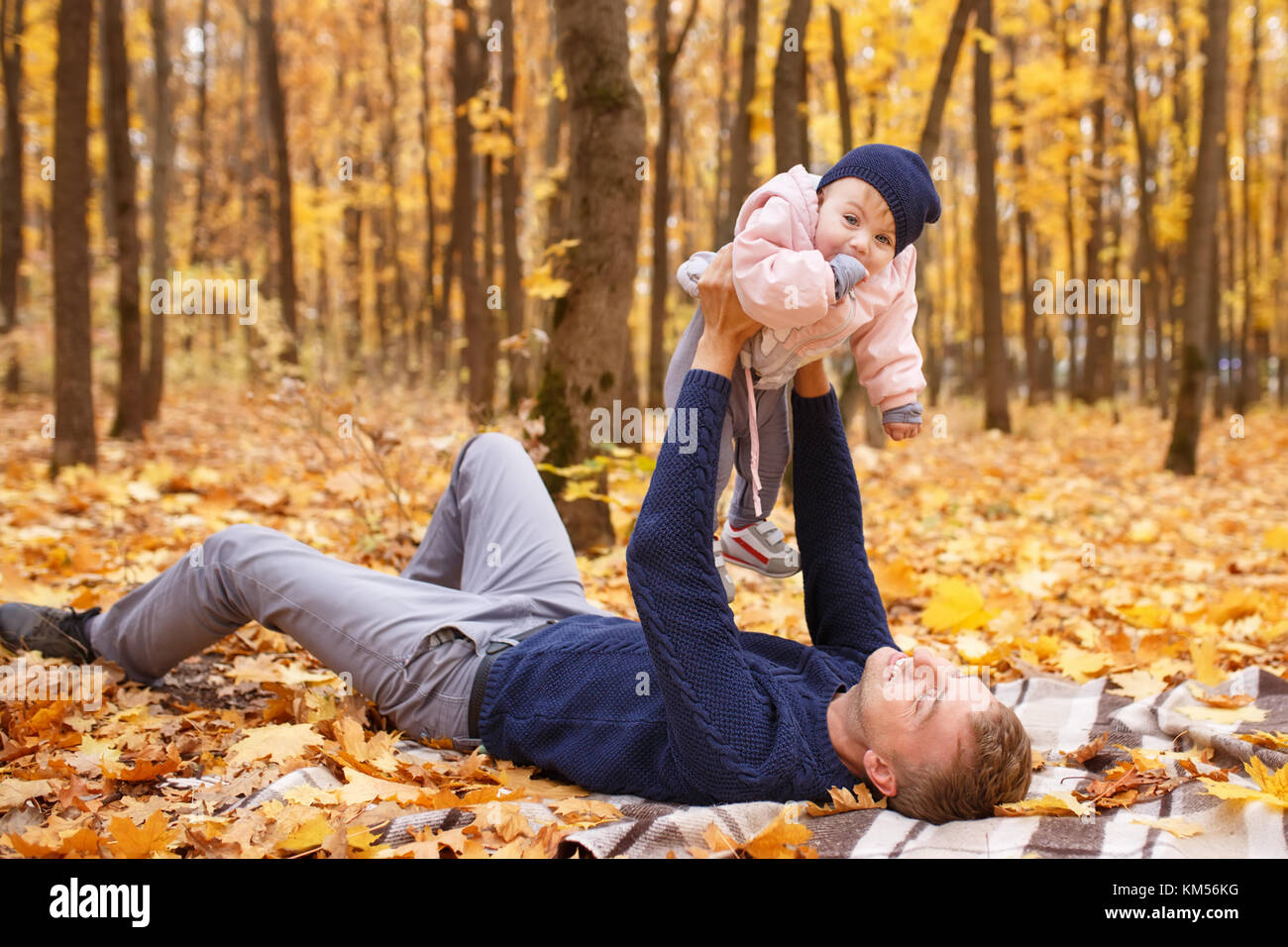 Papa Holding Baby Mädchen in Händen Stockfoto