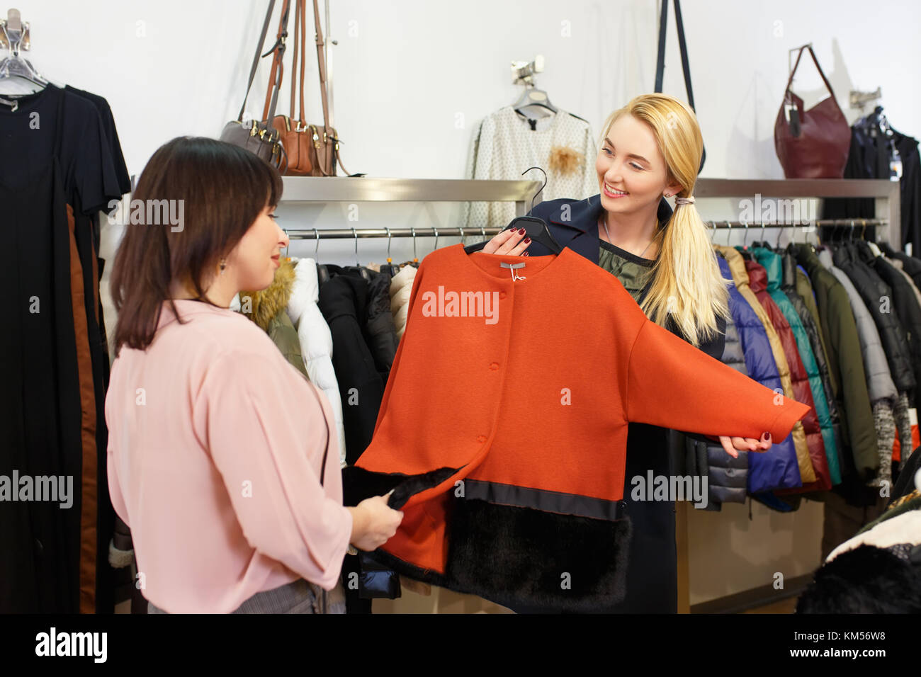 Stylist helfen wählt Kleidung für den Kunden Stockfoto