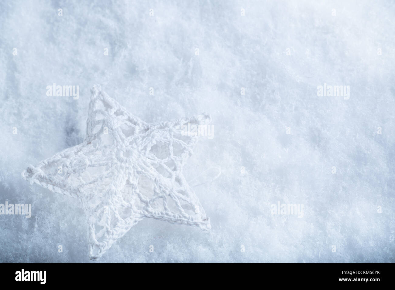 Schöne Sterne auf einem weißen frost Schnee Hintergrund. Winter und  Weihnachten Konzept. instagram Filter Stockfotografie - Alamy
