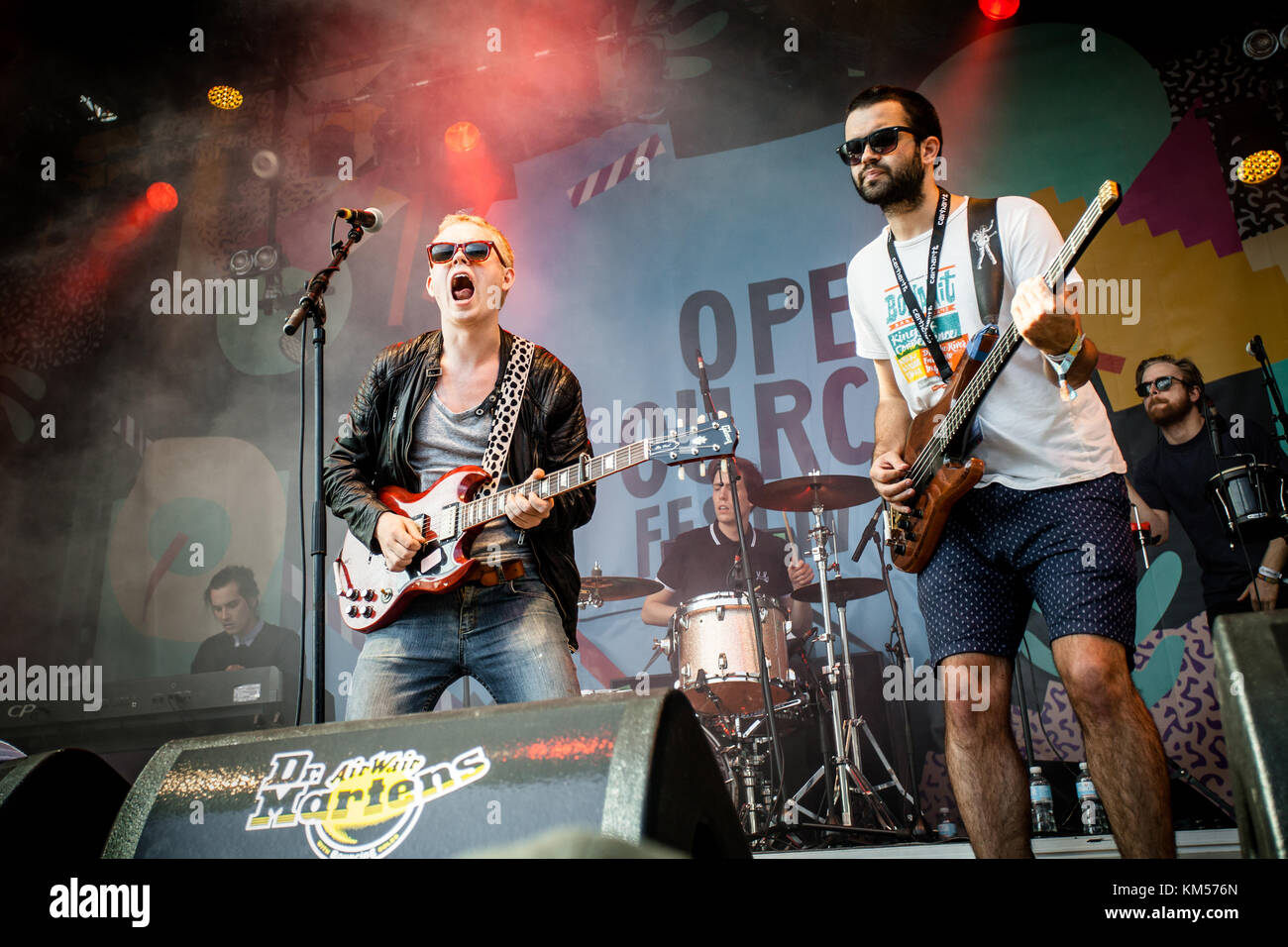 Die norwegische Indie-Rockband Kakkmadafakka spielt ein Live-Konzert beim Open Source Festival 2015 in Düsseldorf. Gegründet wird die Band von den beiden Brüdern Axel und Pål Vindenes, die die Hauptfiguren auf der Bühne sind. Deutschland, 27/06 2015. Stockfoto