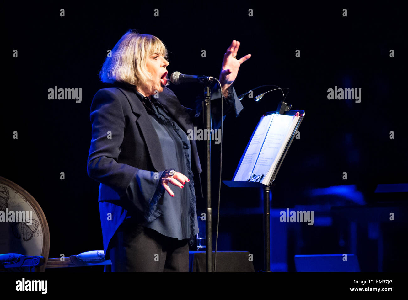 Die englische Sängerin, Liedermacherin und Schauspielerin Marianne Faithfull spielt im Rahmen des Deutschen Musikfestivals New Fall Festival 2015 in Düsseldorf ein Live-Konzert im Capitol Theater. Deutschland, 31/10 2015. Stockfoto