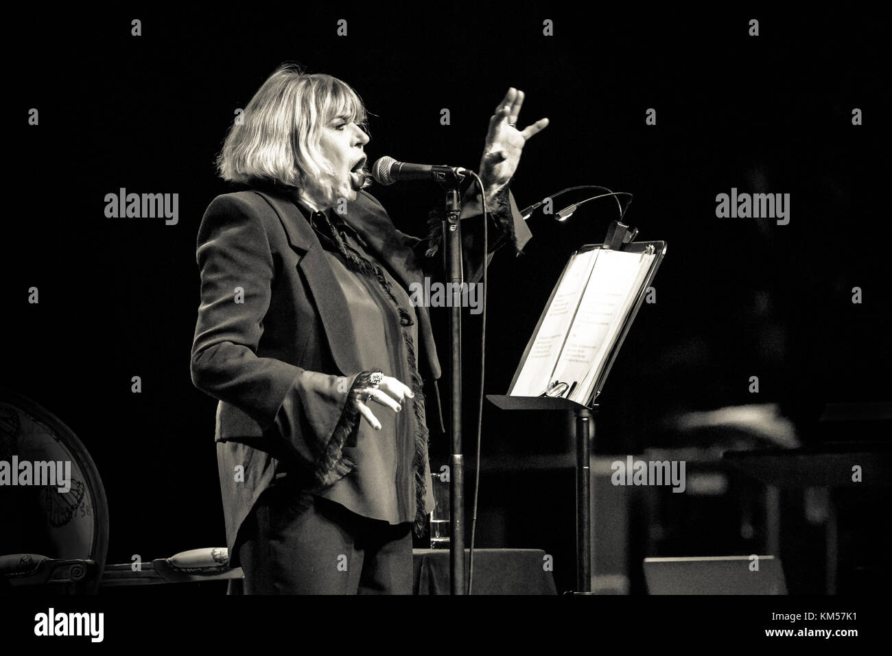 Die englische Sängerin, Liedermacherin und Schauspielerin Marianne Faithfull spielt im Rahmen des Deutschen Musikfestivals New Fall Festival 2015 in Düsseldorf ein Live-Konzert im Capitol Theater. Deutschland, 31/10 2015. Stockfoto