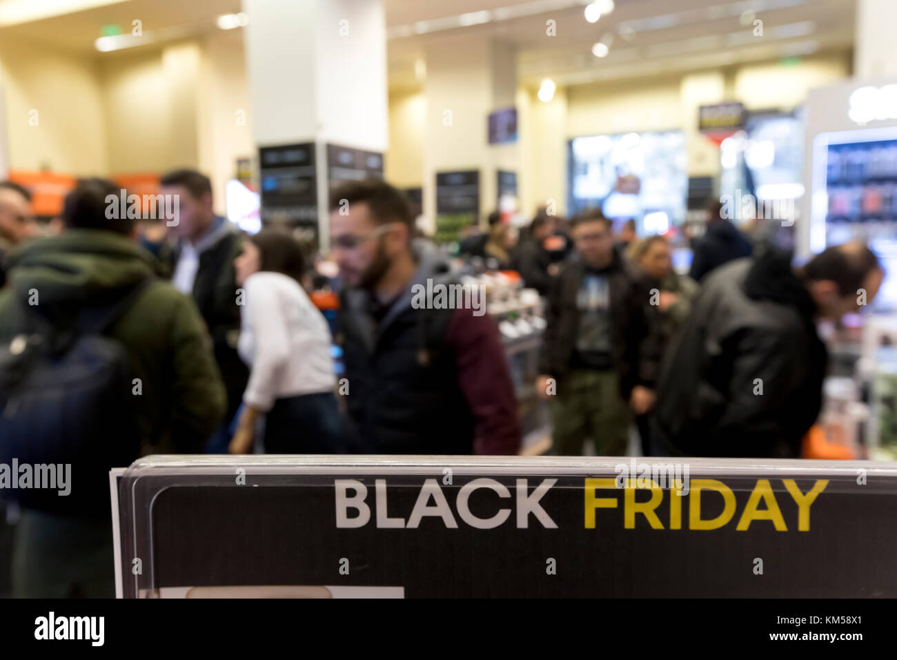 Thessaloniki, Griechenland - 24. November 2017. Leute shop in einem Kaufhaus beim Einkaufsbummel am Schwarzen Freitag Angebote, die an der nördlichen griechischen Stadt Thess Stockfoto