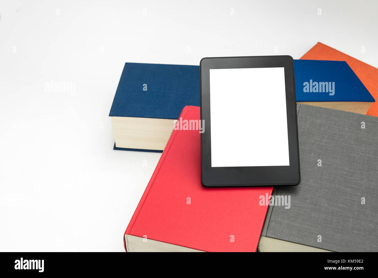 E-Book Device mit Büchern in Weiß isoliert Hintergrund. Stockfoto
