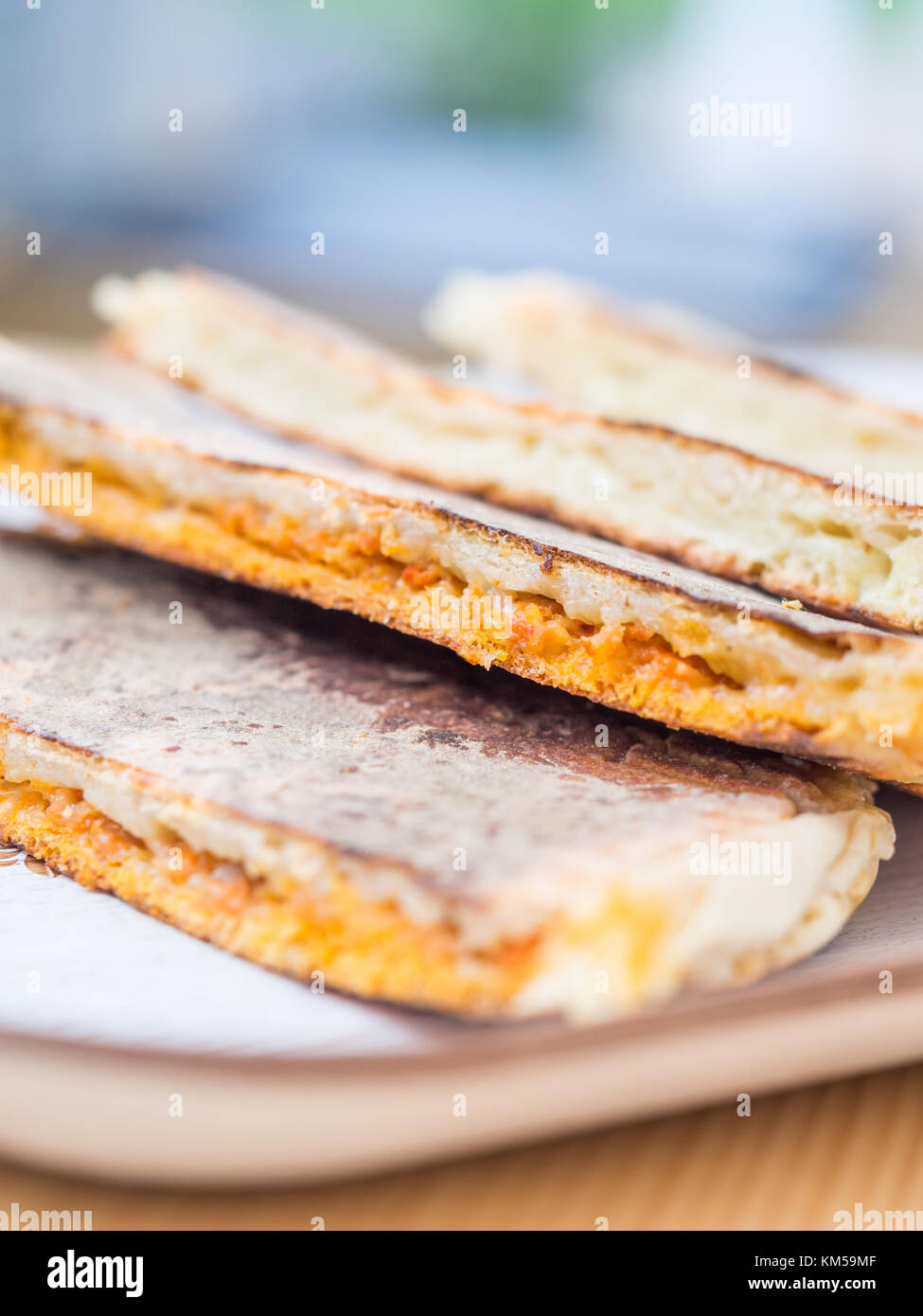 Bolo levedo, typisches Brot aus Vale das furnas in Azoren, gegrillt mit Käse und Choriso. Stockfoto