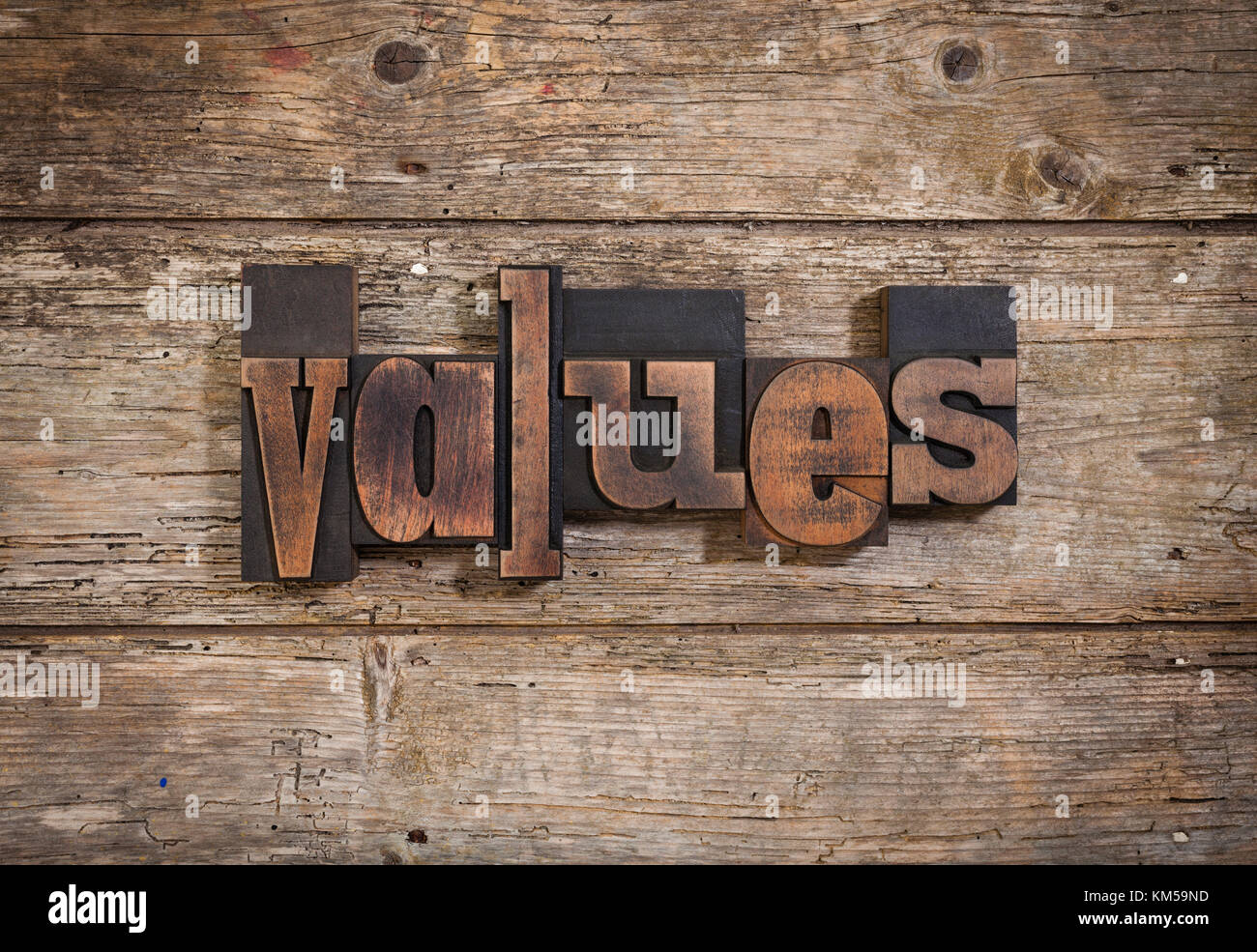 Werte, einzelnes Wort mit Vintage Buchdruck Blöcke auf rustikalen Holzmöbeln Hintergrund Stockfoto