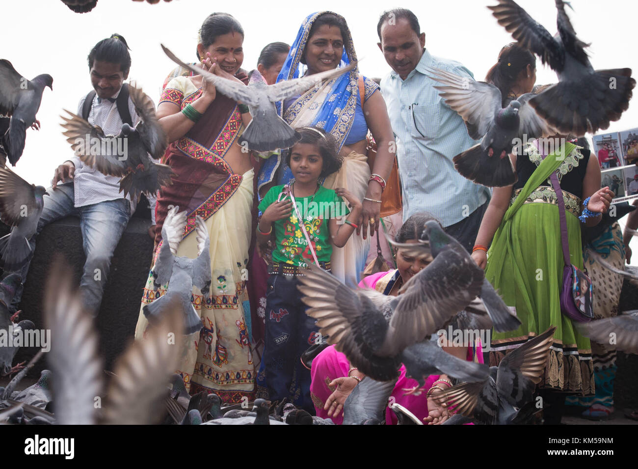 Besucher nach Mumbai füttern Tauben in der Nähe von Tor aus Indien. Stockfoto